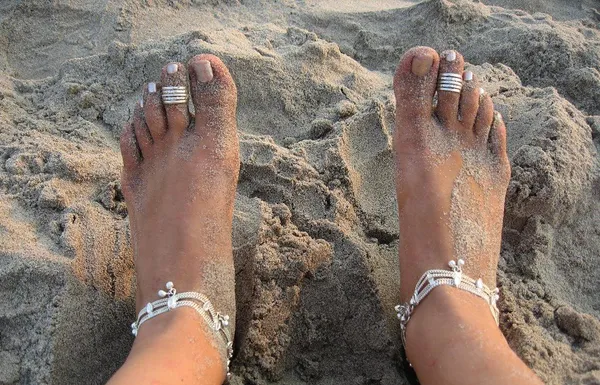 Overuse of toe rings or tight foot accessories