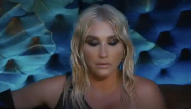 Kesha’s eyebrow dye