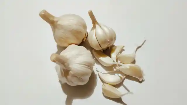 Eating raw garlic to cure a cold