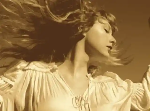 Romeo shirt on her Fearless (Taylor's Version) album cover