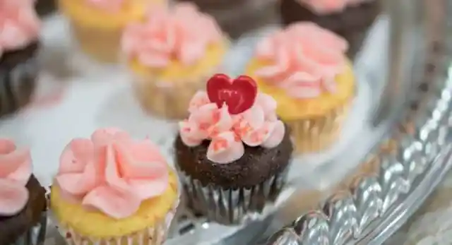 Decorate cupcakes without a piping bag