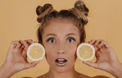 Applying lemon juice to acne