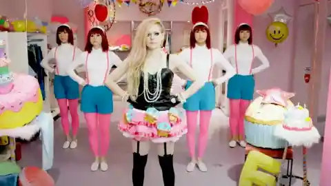 Hello Kitty – Avril Lavigne (2013)