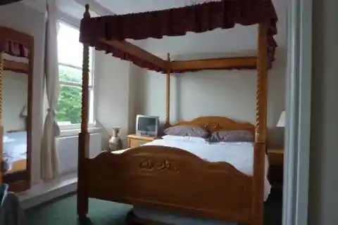 Four-poster beds 