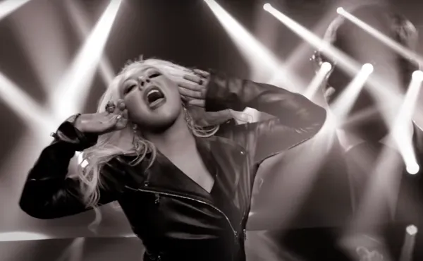 Pitbull ft. Christina Aguilera – Feel This Moment
